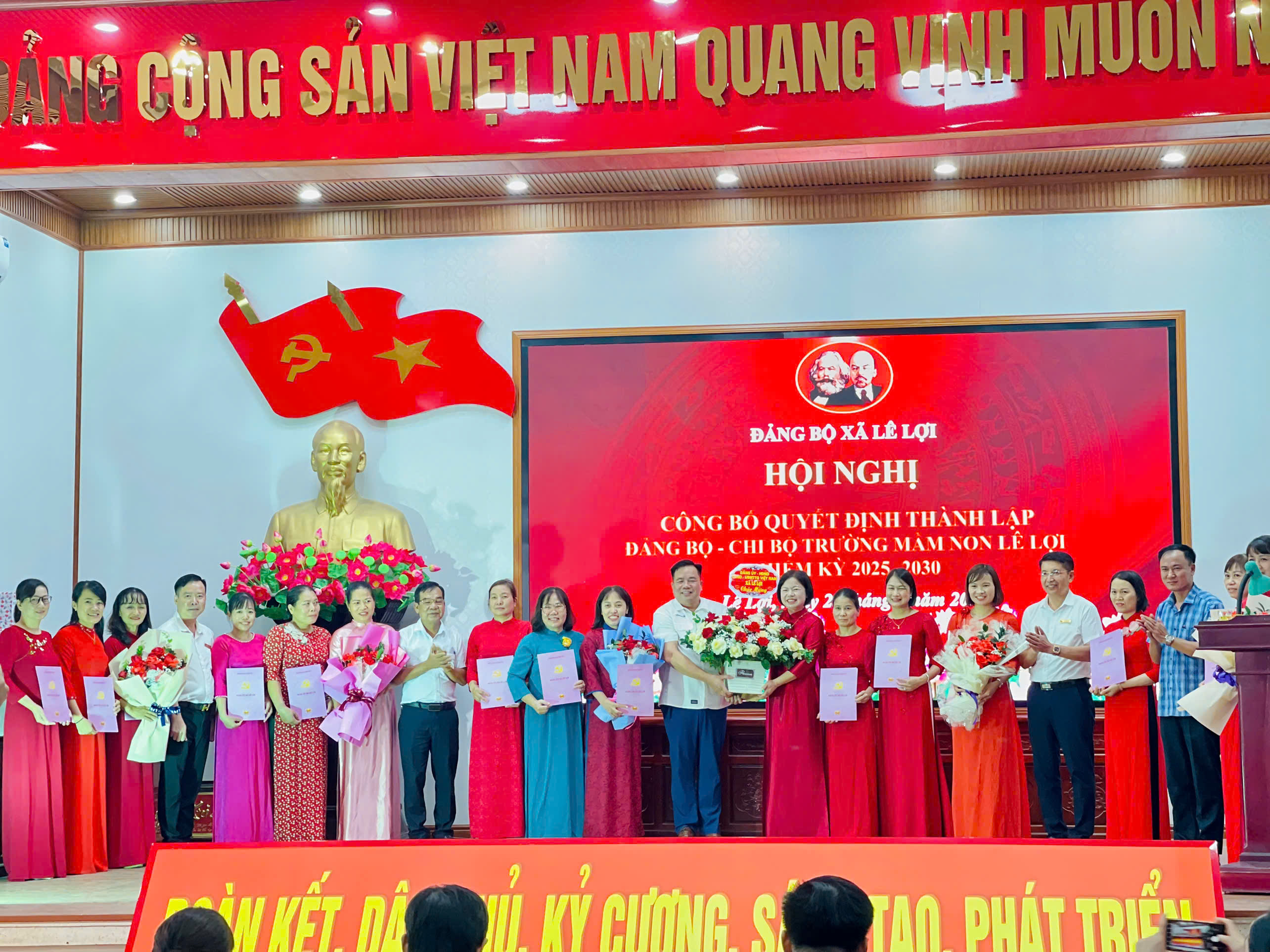 Đảng ủy xã Lê Lợi công bố, trao các quyết định thành lập Đảng bộ trường mầm non, trường tiểu học nhiệm kỳ 2025-2030