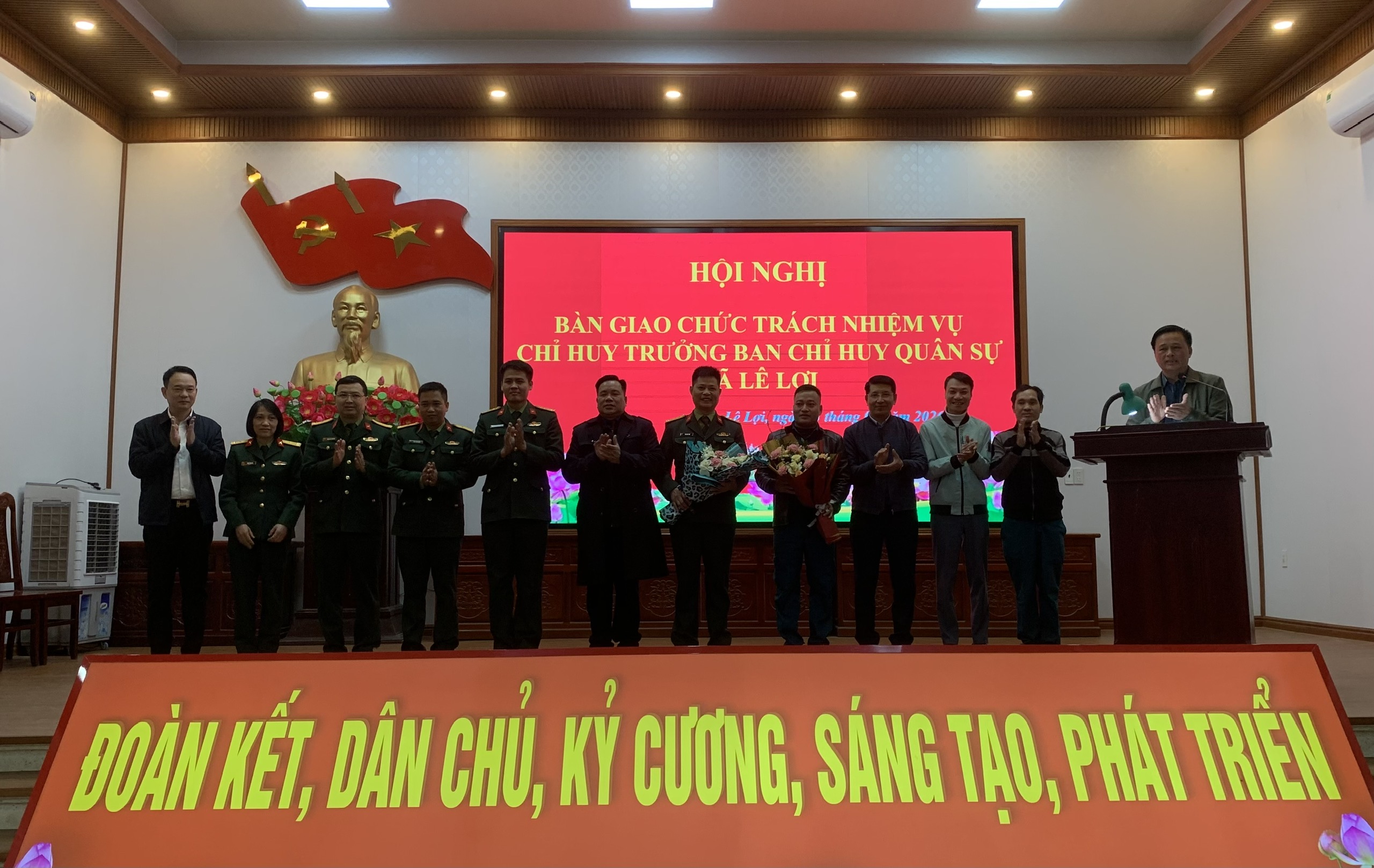 Hội nghị bàn giao chức trách, nhiệm vụ Chỉ huy trưởng Ban Chỉ huy Quân sự xã