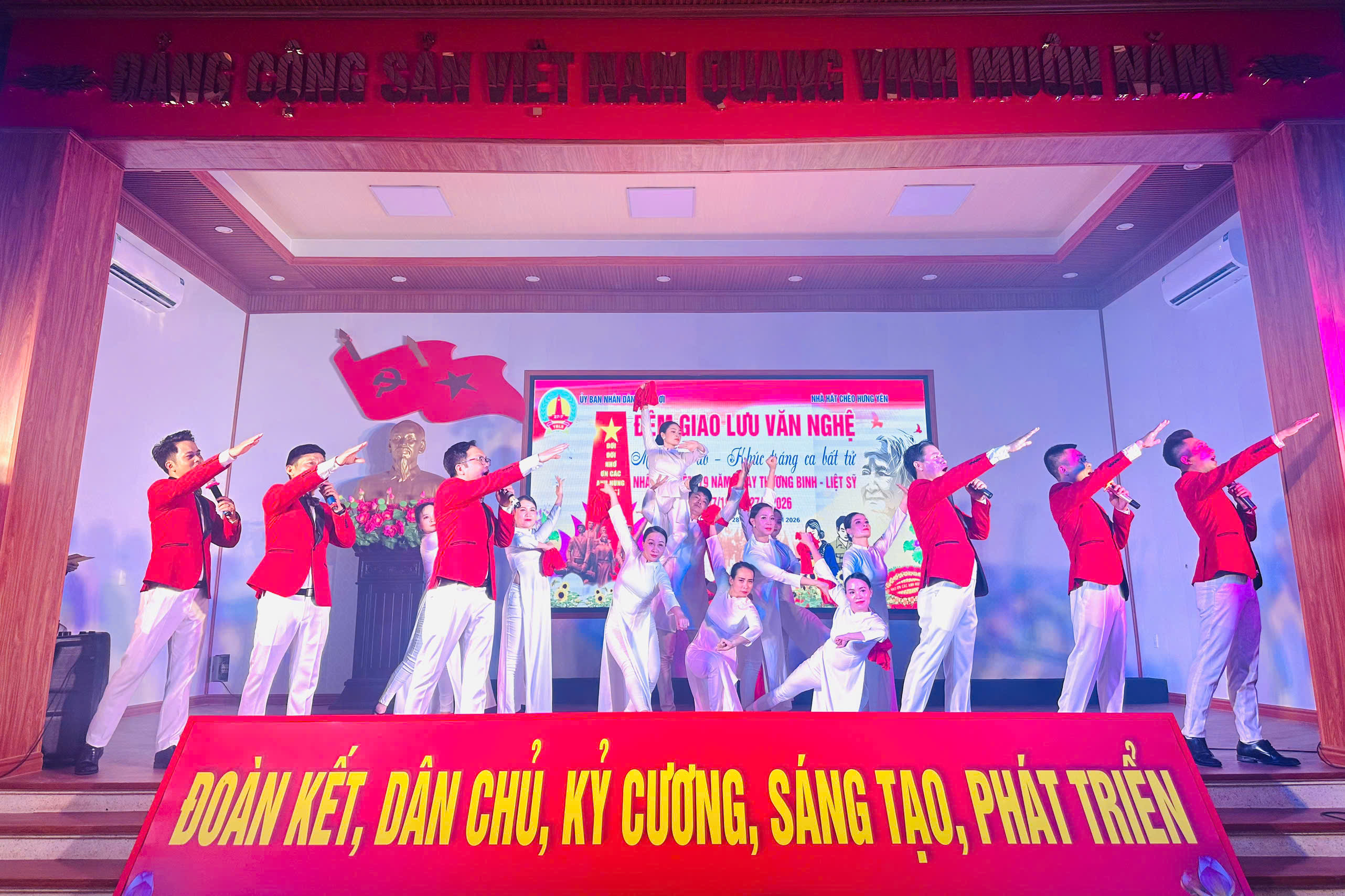 Đêm giao lưu văn nghệ “Màu hoa đỏ - Khúc tráng ca bất tử” kỷ niệm 79 năm Ngày Thương binh - Liệt sĩ