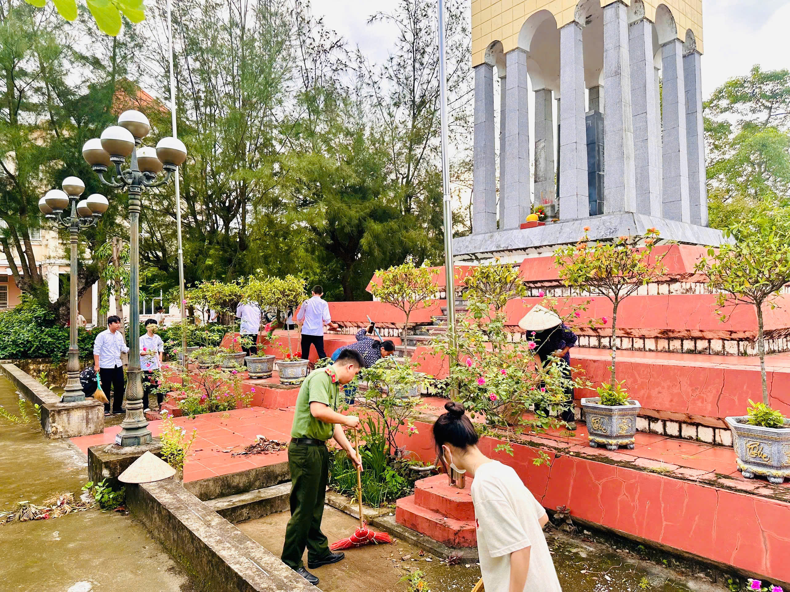 Mặt trận Tổ quốc và các tổ chức chính trị - xã hội xã Lê Lợi ra quân tổng vệ sinh môi trường, chăm sóc các công trình ghi công liệt sĩ