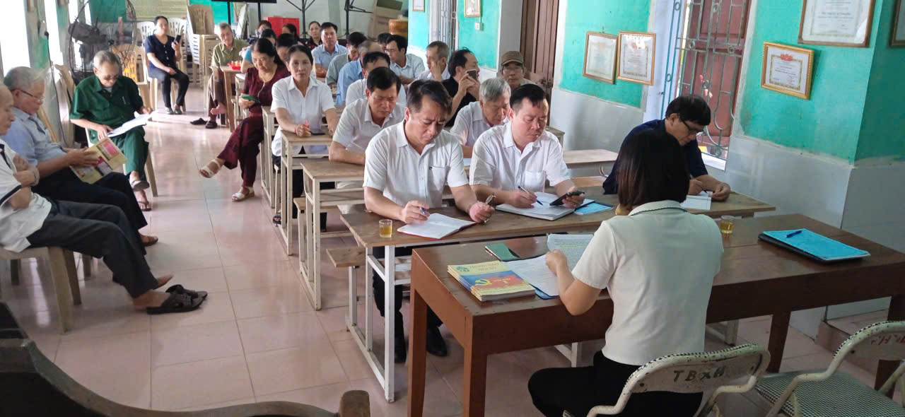 Các đồng chí Ủy viên Ban thường vụ Đảng ủy và Đảng ủy viên xã Lê Lợi dự sinh hoạt tại các chi bộ