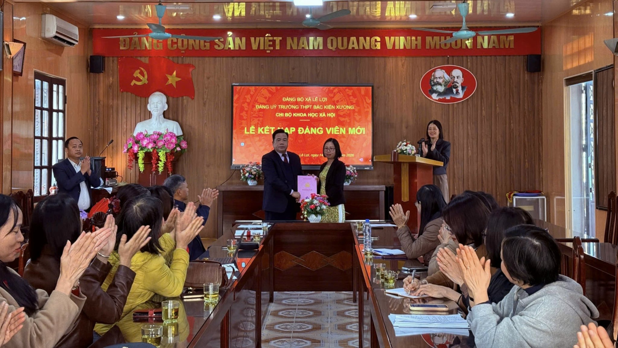 Chi bộ Khoa học xã hội trường THPT Bắc Kiến Xương kết nạp đảng viên mới