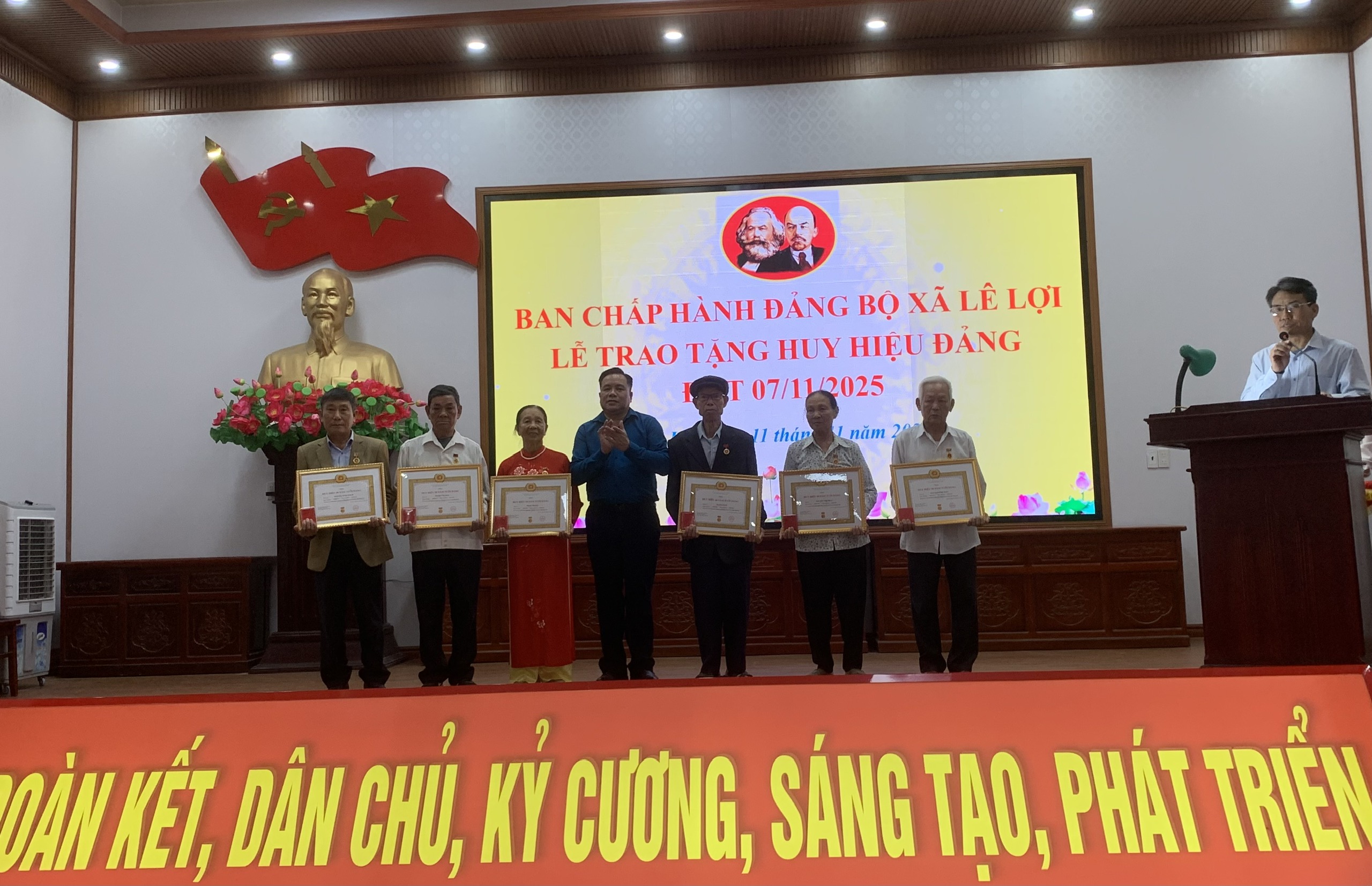 Xã Lê Lợi trao tặng huy hiệu đảng cho 19 đảng viên đợt 07/11