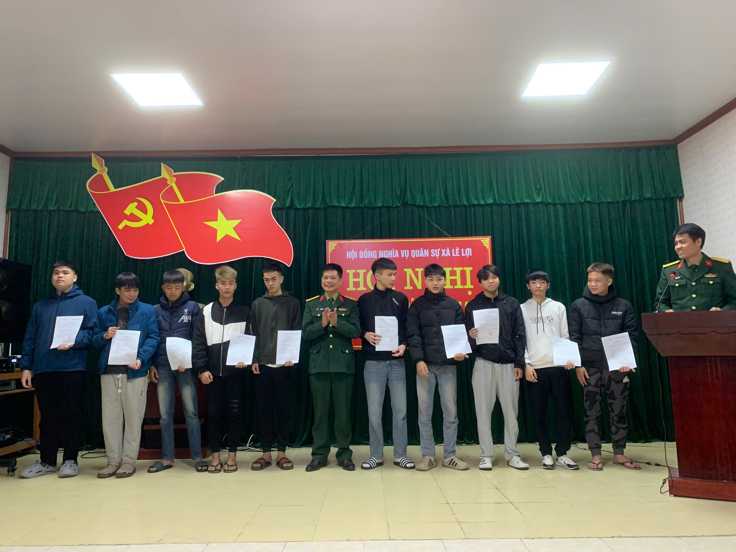 Xã Lê Lợi trao quyết định cho nam thanh niên trúng tuyển nghĩa vụ quân sự   năm 2026
