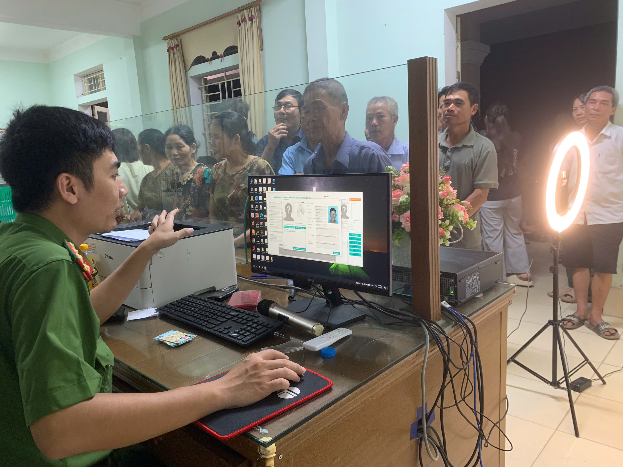 Công an xã Lê Lợi cấp hơn 1.200 tài khoản định danh điện tử cho công dân trong đợt cao điểm