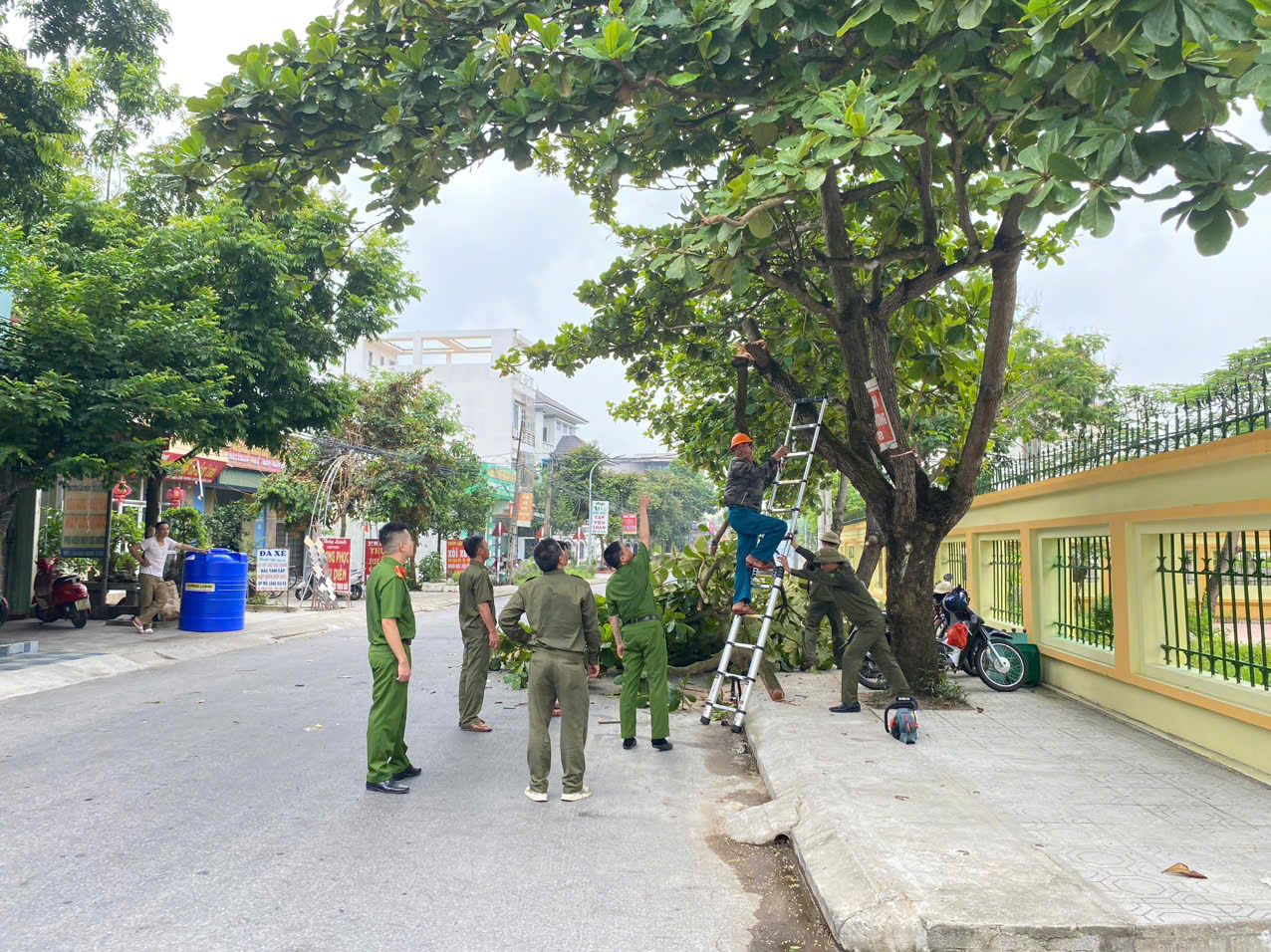 Công an xã Lê Lợi tổ chức giải tỏa hành lang an toàn giao thông