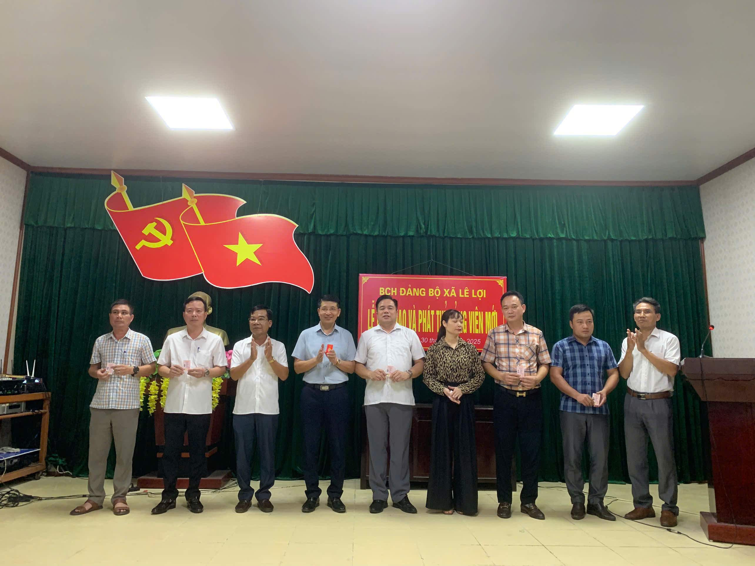 Đảng bộ xã Lê Lợi tổ chức hội nghị bàn giao và phát thẻ đảng viên mới