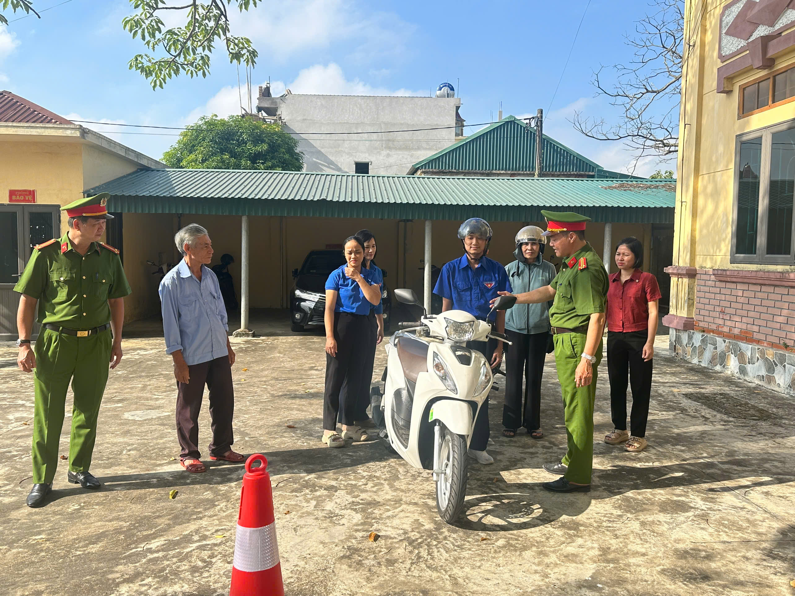 Đoàn thanh niên, Hội Nông dân xã phối hợp với công an xã Lê Lợi tuyên truyền hướng dẫn kỹ năng lái xe an toàn