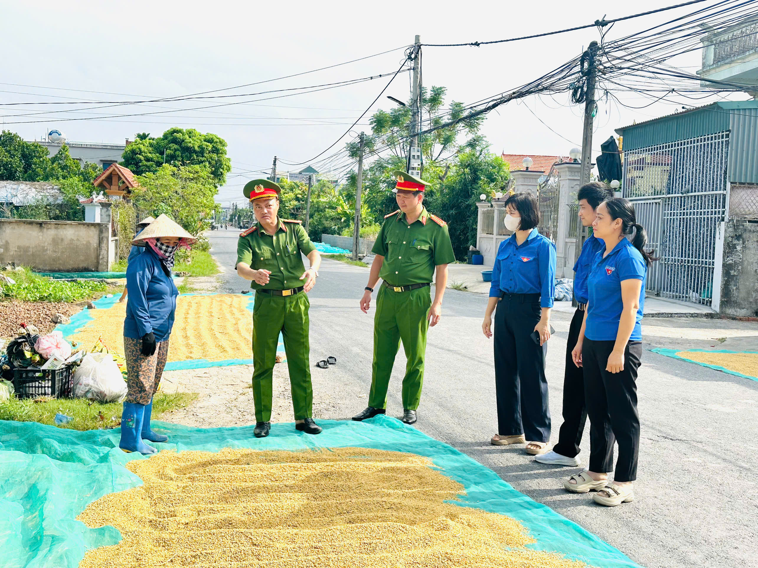 Đoàn thanh niên và Công an xã Lê Lợi ra quân  tuyên truyền vận động nhân dân đảm bảo an toàn giao thông, vệ sinh môi trường trong thời điểm thu hoạch lúa mùa 